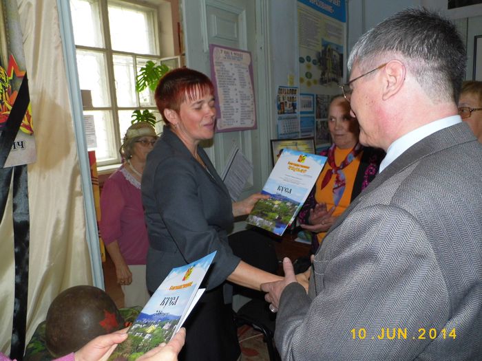Ростовцева вручает благодарности гостям музея.JPG